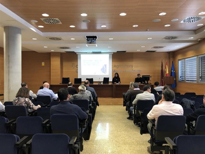 La directora general del Mar Menor, Miriam Pérez, preside la reunión de la Comisión de seguimiento del estado del Mar Menor