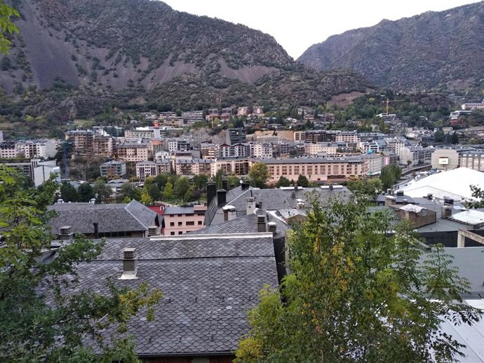 Vista del centro de Andorra la Vella desde el Rec de l'Obac