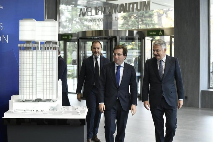 El alcalde de Madrid, José Luis Martinez-Almedia y el director de La Mutua Madrileña, Ignacio Garralda, a su llegada al acto de presentación del proyecto de las nuevas Torres Colón