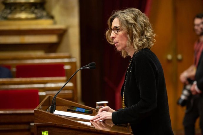 La consejera de Empresa y Conocimiento de Cataluña, ngels Chacón interviene durante la celebración de una sesión plenaria en el Parlamento, en Barcelona (España), a 11 de diciembre de 2019.
