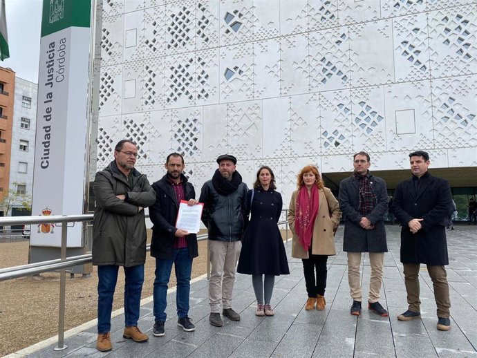 Toni Valero y Pedro García (dcha.) junto a otros dirigentes de IU y del PCA, ante la Ciudad de la Justicia de Córdoba.