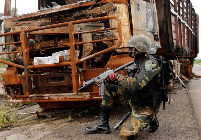 Un militar del Batallón de Acción Rápida de Camerún