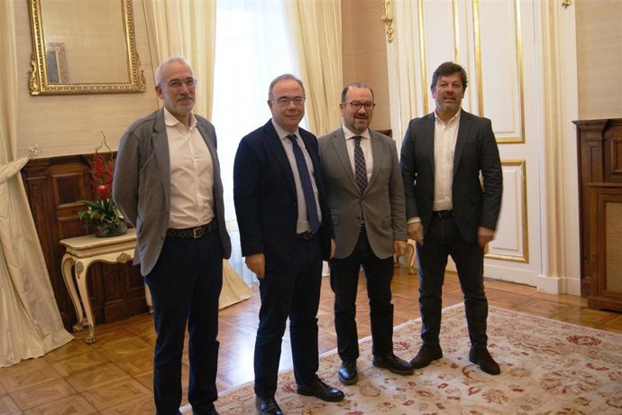 Reunión entre el rector de la USC, Antonio López, y el alcalde de Santiago, Xosé Sánchez Bugallo
