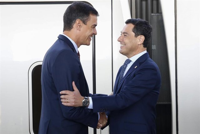 El presidente del Gobierno en funciones, Pedro Sánchez, y el presidente de la Junta de Andalucía, Juanma Moreno, en una foto de archivo inaugurando la nueva línea de Alta Velocidad Madrid-Antequera-Granada.