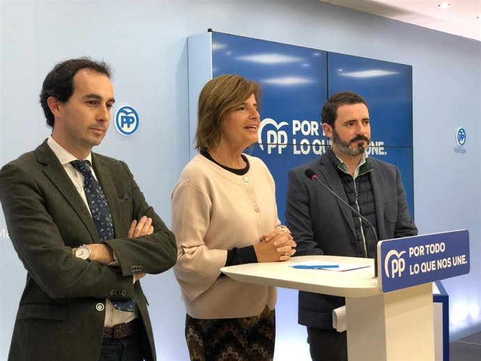 Los parlamentarios andaluces del PP Miguel Ángel Ruiz (i), Esperanza Oña y José Ramón Carmona (d)