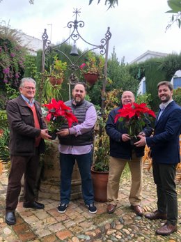 Entrega de flores de pascua para los patios.