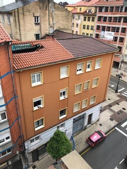 Desalojo de los vecinos del edificio número 10 de la calle Rafael María de Labra por derrumbe de tejado.