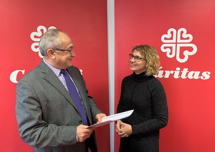 El director de Cáritas Diocesana de Zaragoza, Carlos Gómez, y la secretaria general, Cristina García