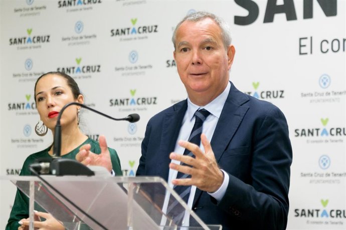 El consejero de Obras Públicas, Transportes y Vivienda del Gobierno de Canarias, Sebastián Franquis, en rueda de prensa junto a la alcaldesa de Santa Cruz de Tenerife, Patricia Hernández