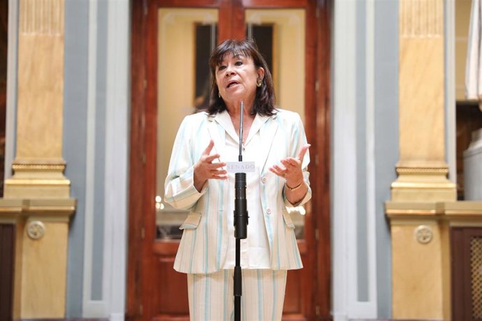 La vicepresidenta primera del Senado y presidenta del PSOE, Cristina Narbona, en rueda de prensa. 