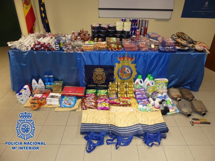 Alimentos intervenidos a un detenido por sustraer productos de un supermercado de Gijón