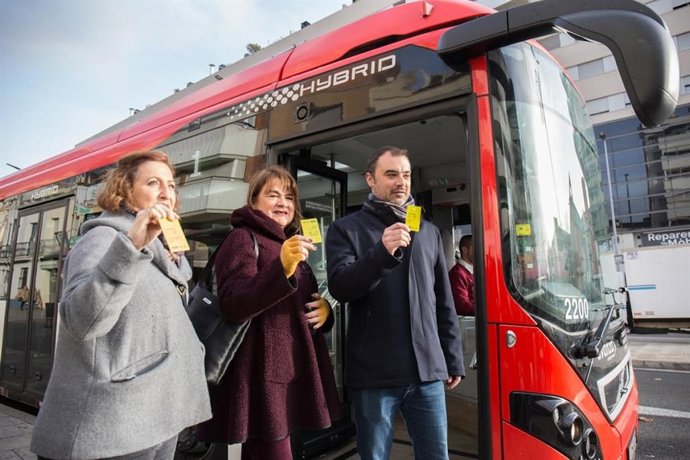 L'alcalde de Terrassa, Jordi Ballart, acompanyat per la tinent d'alcalde de Territori i Sostenibilitat, Llusa Melgares, i la regidora de Salut, Mónica Polo, a l'autobús amb la targeta per viatjar gratutament a l'hospital.