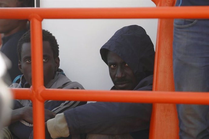 Migrantes  rescatados por Salvamento Marítimo, cuando navegaban a la deriva en una patera, en Málaga a 29 de octubre 2019