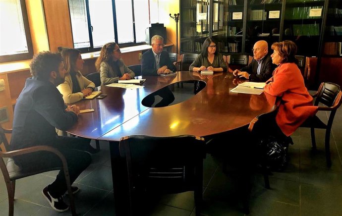 El Diputado del Común, Rafael Yanes (d), en una reunión con representantes del Gobierno de Canarias