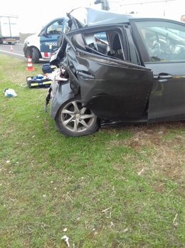 Vehículo accidentado en la Autovía A-2 en el término municipal de Bellpuig