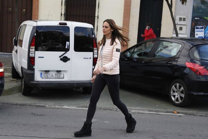 Eva González, mañana de gestiones en el notario y el banco