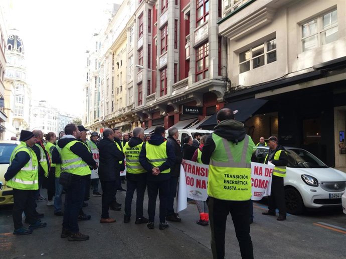 Concentración de trabajadores de la central de As Pontes y representantes sociales ante el Viceconsulado de Italia