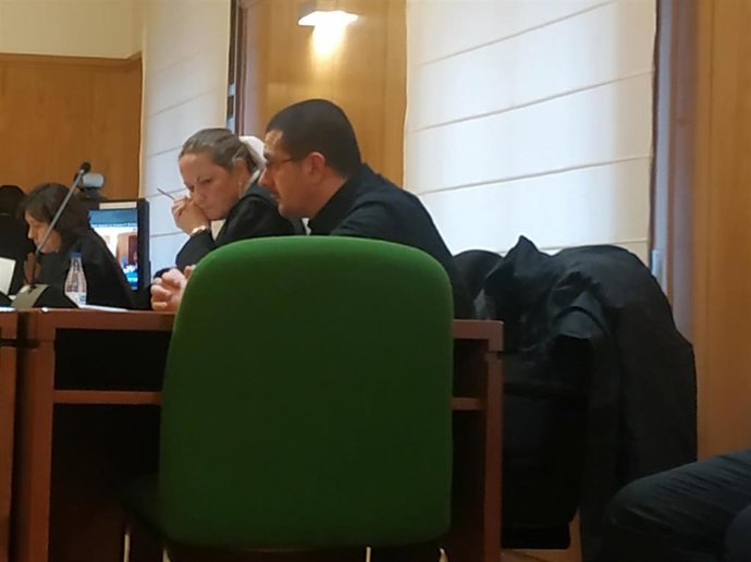 El acusado, junto a su defensora, en la cuarta jornada del juicio que se sigue en la Audiencia de Valladolid.