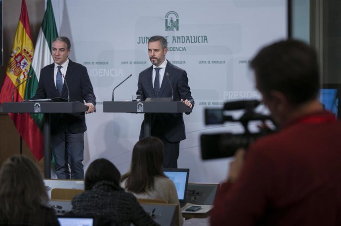 Rueda de prensa tras la reunión del Consejo de Gobierno de la Junta de Andalucía. Comparecen el consejero de Presidencia, Elías Bendodo (i) y el consejero de Hacienda, Juan Bravo (d). En el Palacio de San Telmo, Sevilla, a 17 de diciembre de 2019.