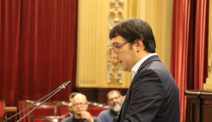 El conseller de Modelo Económico, Turismo y Trabajo, Iago Negueruela, en el pleno del Parlament