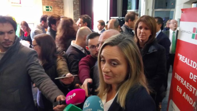 La consejera de Fomento, Infraestructuras y Ordenación del Territorio, Marifrán Carazo, atiende a los medios antes de participar jornada 'Realidad y Retos de las Infraestructuras en Andalucía'.