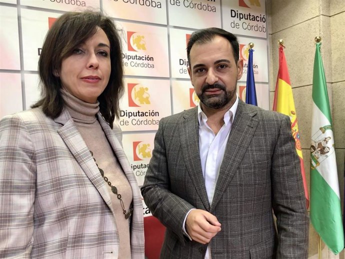La portavoz y el portavoz adjunto del PP en la Diputación de Córdoba, María Luisa Ceballos y Félix Romero.