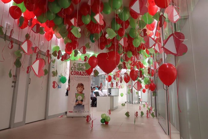 Quirónsalud Málaga y Fundación Olivares inundan el Hospital de Día de globos con mensajes de apoyo a pacientes
