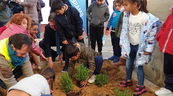Juan Espadas y Adela Castaño, plantando árboles en Torreblanca junto a los menores de la zona