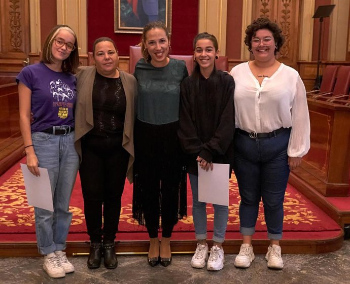 La alcaldesa, Patricia Hernández, con las ganadoras del segundo concurso sobre violencia de género