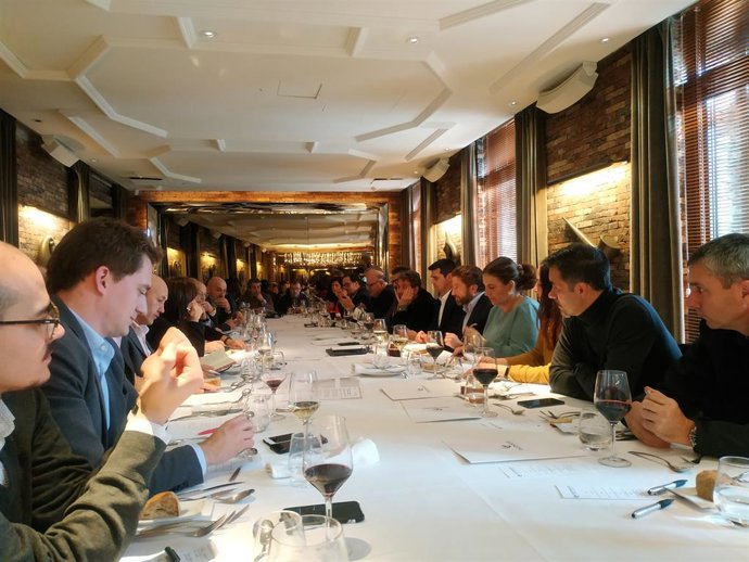 Imagen del encuentro de este martes, con Gerardo Pérez quinto a la derecha. 