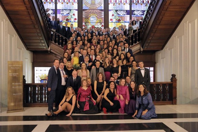 Foto de grupo con los 100 empleados con mayor antigüedad