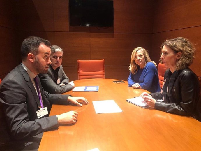 El presidente de la ACM, Lluís Soler; la secretaria general, Joana Ortega, y el secretario general adjunto, Sergi Peneds, con la consellera de Empresa, ngels Chacón.