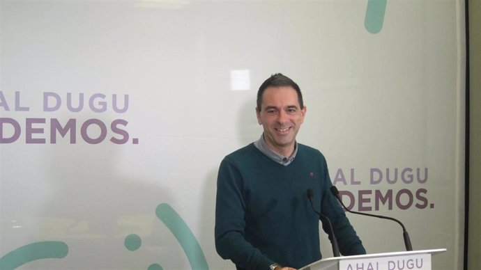 El secretario de Comunicación de Podemos Euskadi, Andeka Larrea. En rueda de prensa en Bilbao.