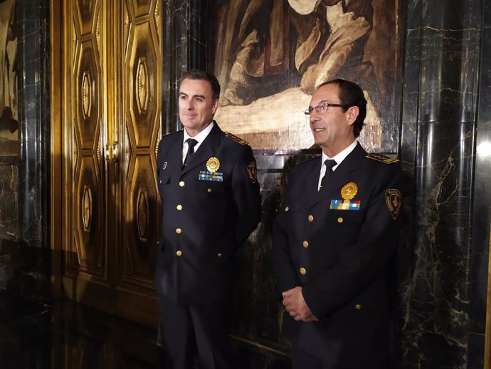 El nou cap de la Gurdia Urbana de Barcelona, l'intendent major Pedro Velázquez, al costat del seu predecessor, l'intendent major Evelio Vázquez.