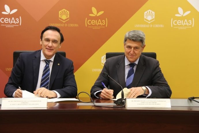 Gómez Villamandos (izda) y Sánchez de Puerta firman el acuerdo de colaboración