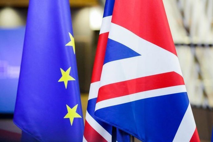 Banderas de la UE y Reino Unido