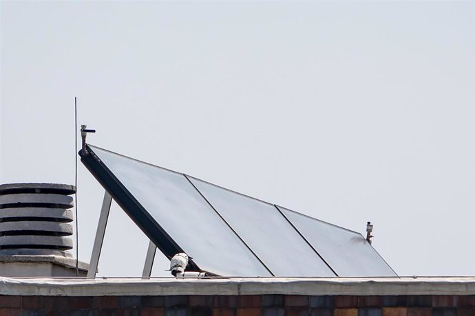 Panel solar en el tejado de un edificio de Madrid.