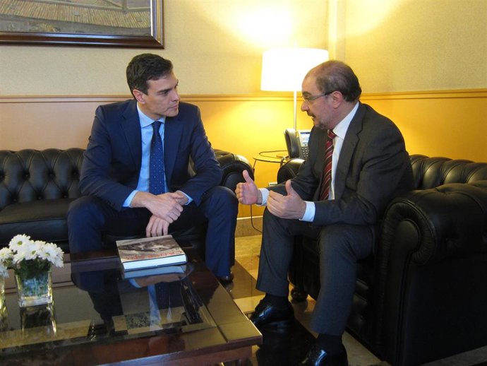 Javier Lambán, secretario general de PSOE-Aragón, y Pedro Sánchez, secretario generial del PSOE, en el edificio Pignatelli en Zaragoza (foto de archivo).