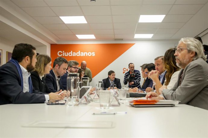 Reunión de la Comisión Gestora de Ciudadanos, presidida por Manuel García Bofill.