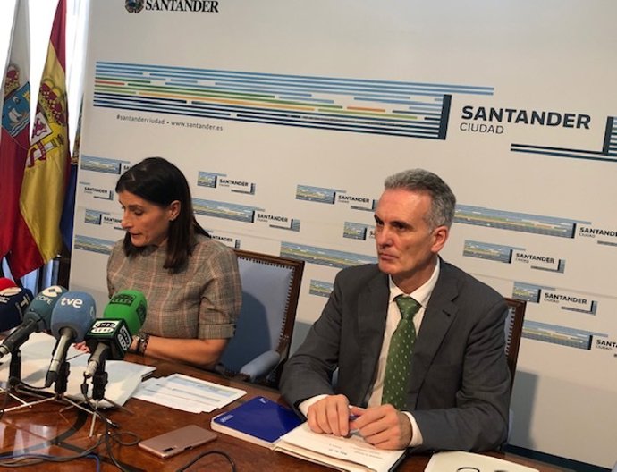 La alcaldesa de Santander, Gema Igual, y el concejal de Economía, Víctor González Huergo