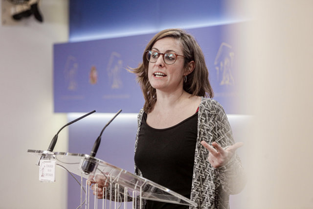 La diputada de la CUP en el Congreso de los Diputados Mireia Vehí, ofrece una rueda de prensa tras reunirse con la portavoz del PSOE en el Congreso, Adriana Lastra, para hablar sobre la investidura de Pedro Sánchez, en Madrid a 17 de diciembre de 2019.