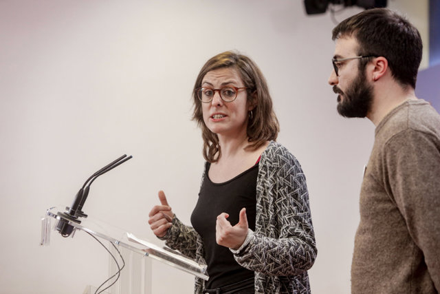 Los diputados de la CUP en el Congreso de los Diputados Mireia Vehí, y Albert Botran, ofrecen una rueda de prensa tras reunirse con la portavoz del PSOE en el Congreso, Adriana Lastra. 