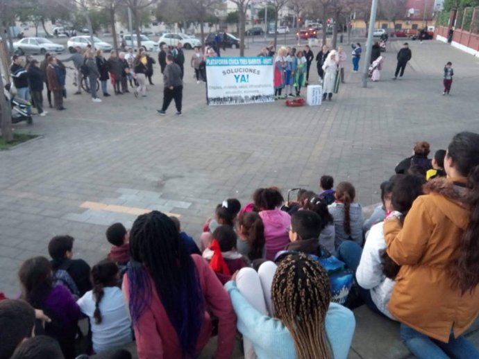 Concentración reivindicativa de la plataforma de Tres Barrios Amate