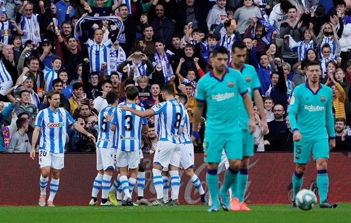 Los jugadores de la Real Sociedad celebran un gol contra el FC Barcelona.