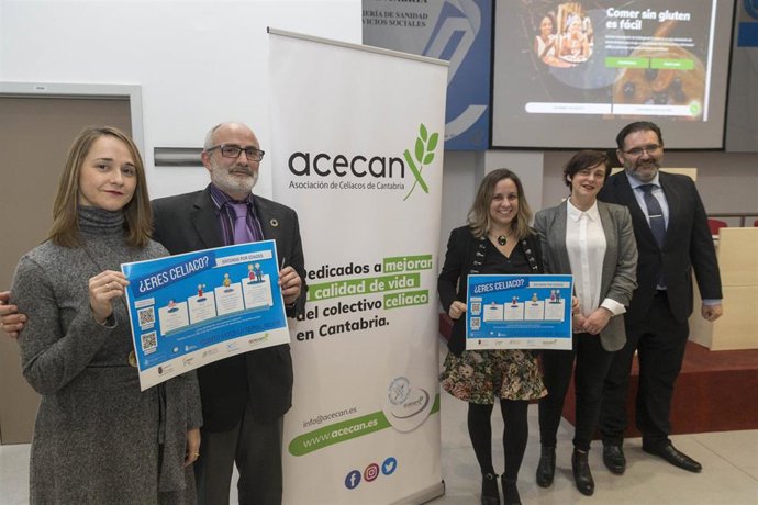 El consejero de Sanidad, Miguel Rodríguez (segundo por la izquierda) asiste a la presentación de la nueva web de ACECAN junto a representantes de esta asociación y al responsable de la página