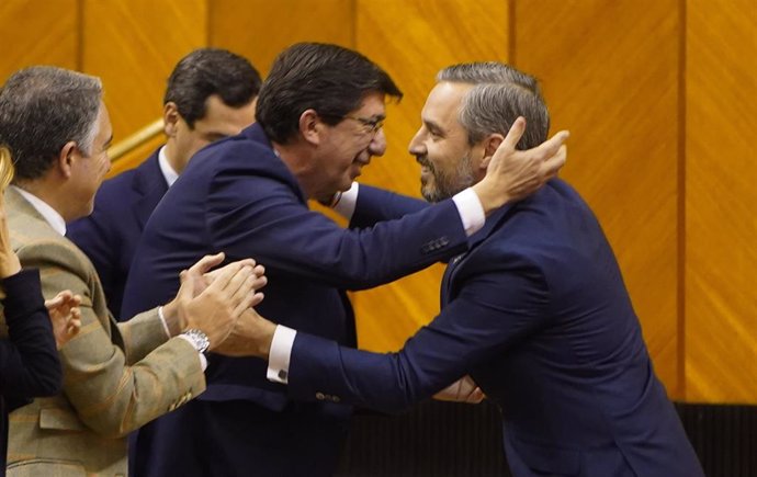 El vicepresidente de la Junta de Andalucía, Juan Marín,saluda al consejero de Hacienda, Juan Bravo, después de la aprobación del proyecto de Ley de Presupuestos de la Comunidad Autónoma para 2020 (Foto de archivo).