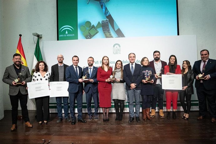 Foto de familia de los galardonados en los VI Premios Andalucía de Comunicación Audiovisual Local