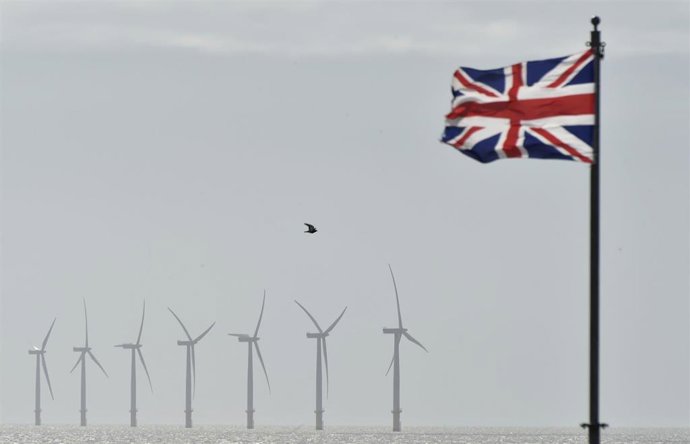 Una bandera de Reino Unido se agita al viento cerca del Canal de La Mancha, en la ciudad británica de Clacton-on-Sea.