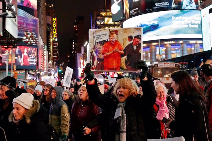 Manifestantes en Nueva York piden destituir a Trump.