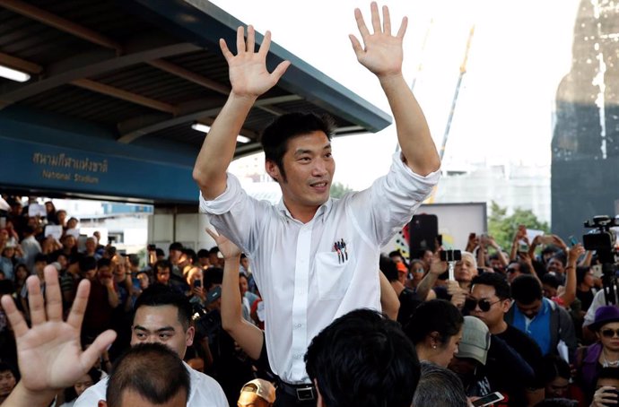 El líder del partido opositor Futuro Adelante, Thanathorn Juangroongruangkit, durante una concentración en Bangkok.